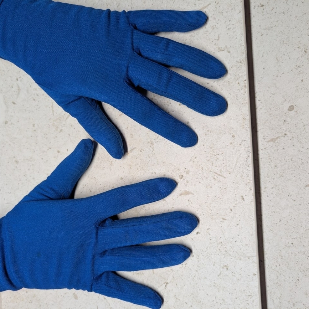 Vintage Women's Blue Formal Or Costume Gloves With Delicate Button At The Wrist - Picture 3 of 8